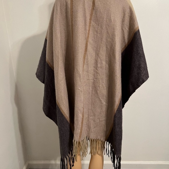 Woolrich Womens One Size Shawl Wrap Gray Beige Purple Plaid with Fringe - Picture 5 of 8